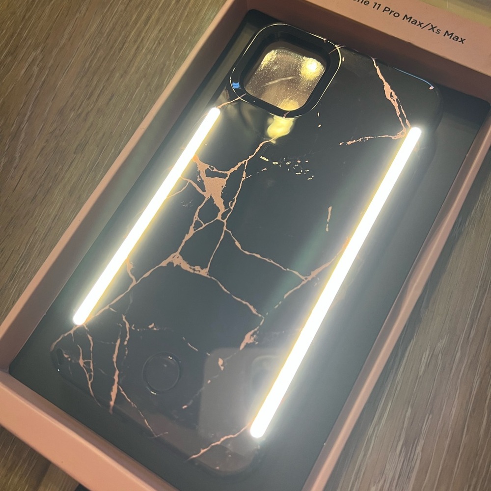 LUMEE LIGHTED CASE